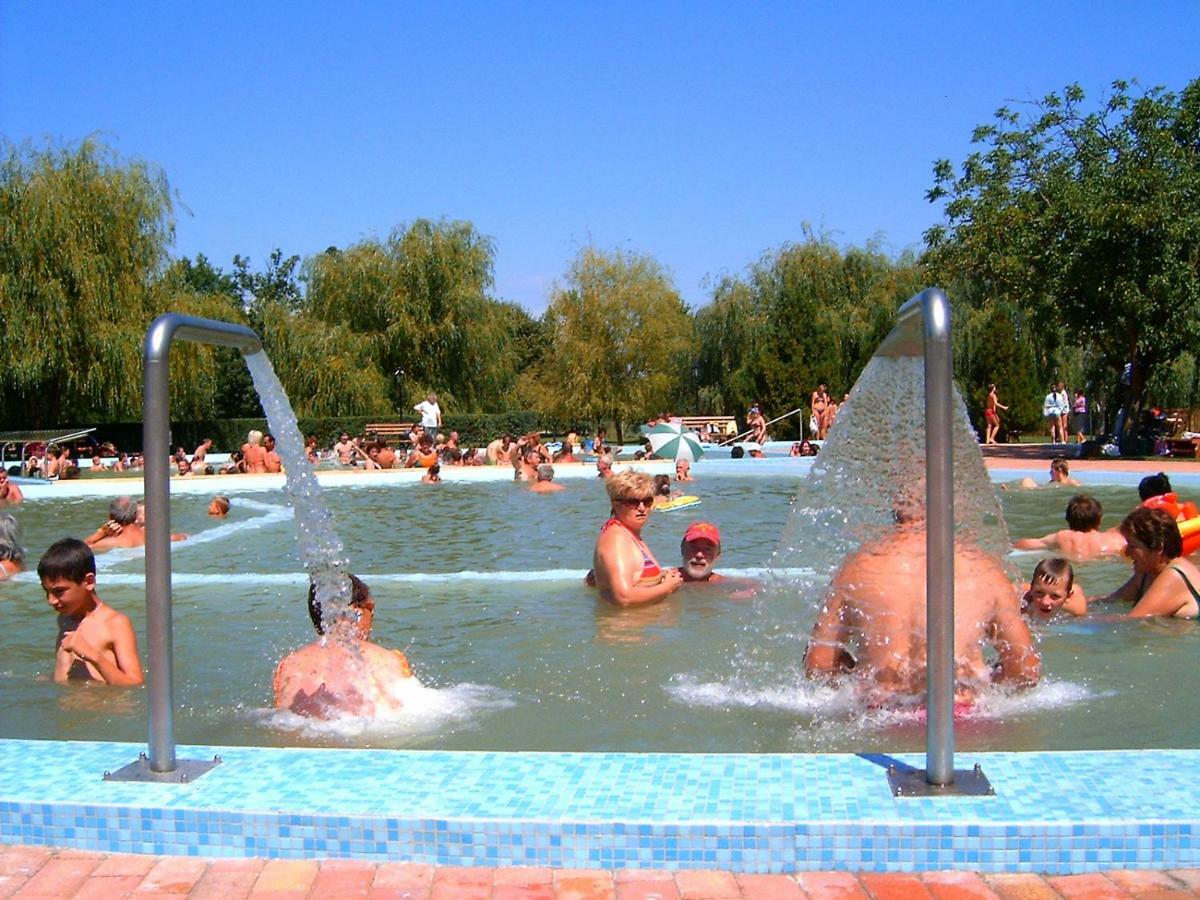 Hotel Fortuna Dávod Kültér fotó