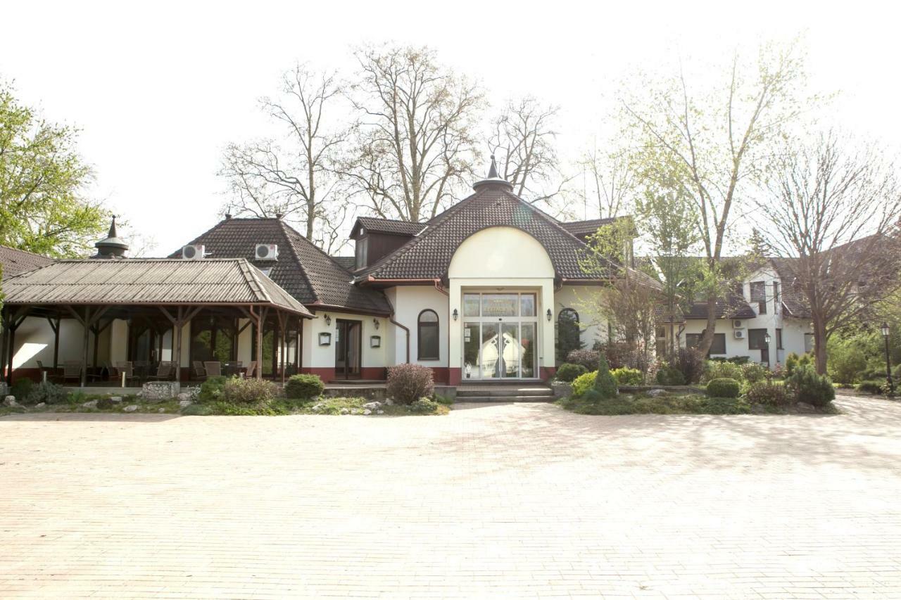 Hotel Fortuna Dávod Kültér fotó